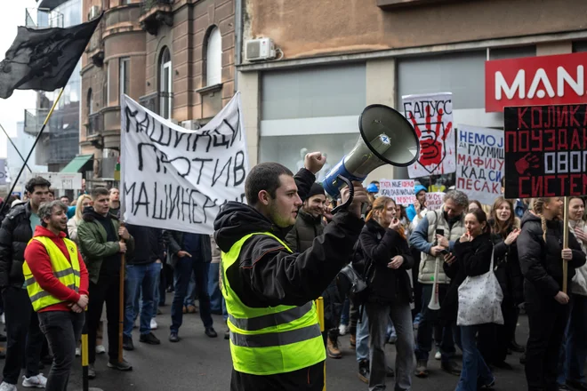 Bodoče elektro in strojne inženirje so na protestu proti oblasti podprli zaposleni v srbski energetiki, na velikem transparentu na levi strani piše: »Strojniki proti mašineriji«. FOTO Marko Djurica Reuters