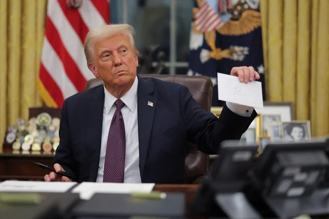 Donald Trump je vsebino pisma, ki mu ga je v predalu pustil Joe Biden, prebral javno. FOTO: Carlos Barria/Reuters