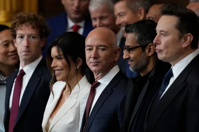 Tehnološki mogočneži med Trumpovo prisego: Mark Zuckerberg (Meta), Lauren Sánchez (partnerica Jeffa Bezosa), Jeff Bezos (Amazon), Sundar Pichai (Google) in Elon Musk (X, Tesla ...) so si obred ogledali iz prvih vrst. FOTO: Julia Demaree Nikhinson/AFP