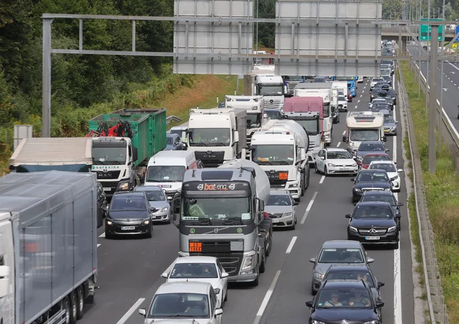 Zaradi slabega vzdrževanja in pritiskov rasti prometa je veliko prometne infrastrukture v slabem stanju, kar ustvarja tudi gospodarsko izgubo, davek pa zahtevajo tudi ekstremni vremenski dogodki, povezani s klimatskimi spremembami. FOTO: Dejan Javornik/Delo