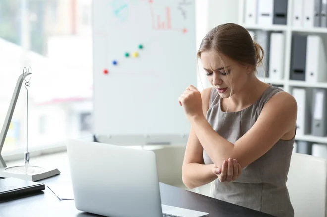<p data-block-key="158lh">Najpogostejši razlogi za pojav teniškega komolca so ponavljajoči se gibi zapestja in roke. FOTO: Shutterstock</p>