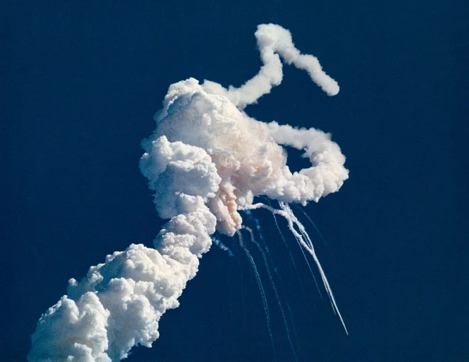 Za raketoplan Challenger je bil to deseti polet v orbito. Zaradi slabega vremena in nekaj manjših tehničnih okvar se je datum izstrelitve premikal, na koncu je obveljal 28. januar, ko pa je pritisnil hud mraz. FOTO: Nasa