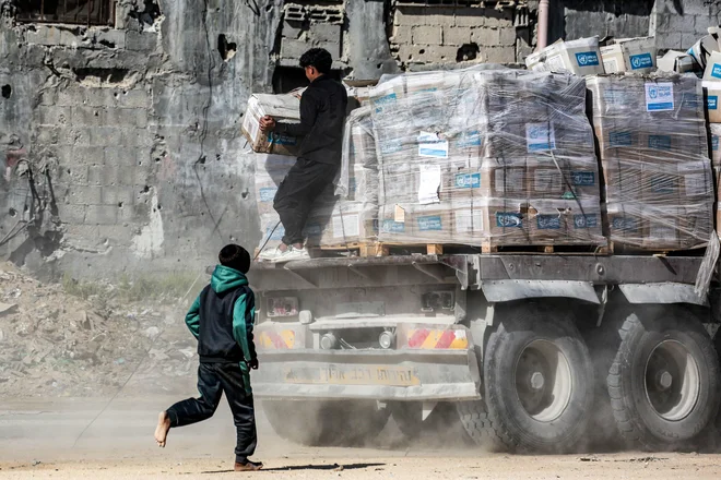 Palestinsko islamistično gibanje Hamas je posrednikom v pogajanjih predalo seznam z imeni, na katerem je navedeno, da je od skupno 33 izraelskih talcev še vedno živih 25. FOTO: Bashar Taleb/AFP