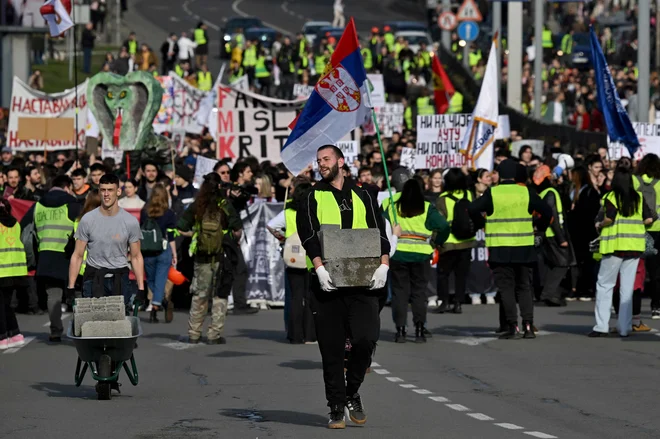 Študentje so v protestu proti korupciji za 24 ur zaprli eno glavnih prometnih vozlišč v Beogradu in celoten vrh Srbije spravili pred televizijske kamere, kjer so jih rotili, naj se vrnejo k dialogu in v predavalnice. FOTO Andrej Isakovic Afp