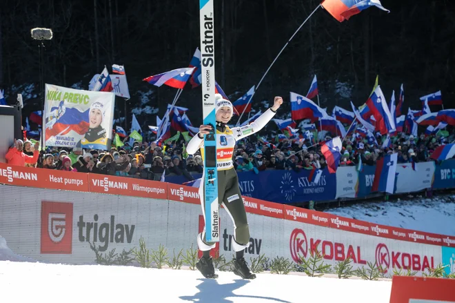 Če bi se uresničile črne slutnje, bi lahko Nika Prevc s kolegicami ostala brez skakalnega praznika na Ljubnem ob Savinji. FOTO: Voranc Vogel/Delo