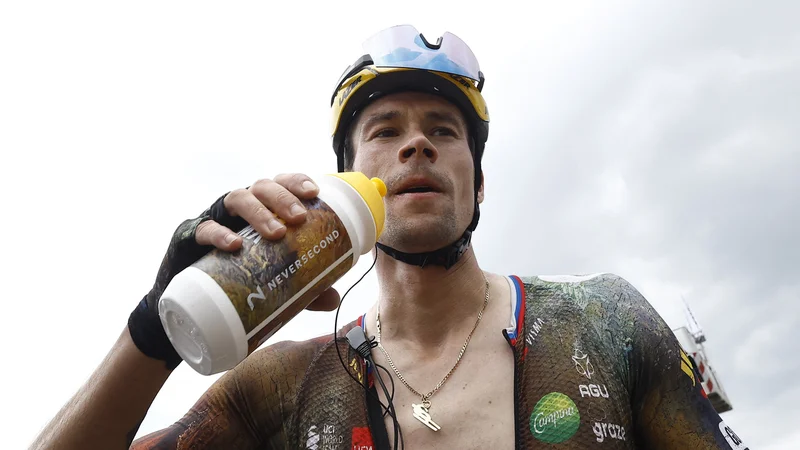 Primož Roglič je tvegal hujše posledice, ko je po padcu nadaljeval Tour 2022. FOTO: Christian Hartmann/Reuters