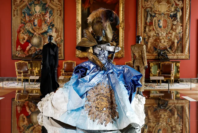 Sončnemu kralju Ludviku XIV. posvečena obleka, ki jo je za modno hišo Dior za jesen/zimo 2006/07 ustvaril John Galliano, priča o tem, da se je visoka moda rodila prav v Parizu. FOTO: Gonzalo Fuentes/Reuters