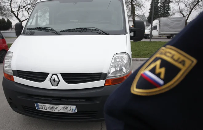 Cu microbuzul școlar a fugit înaintea polițiștilor   