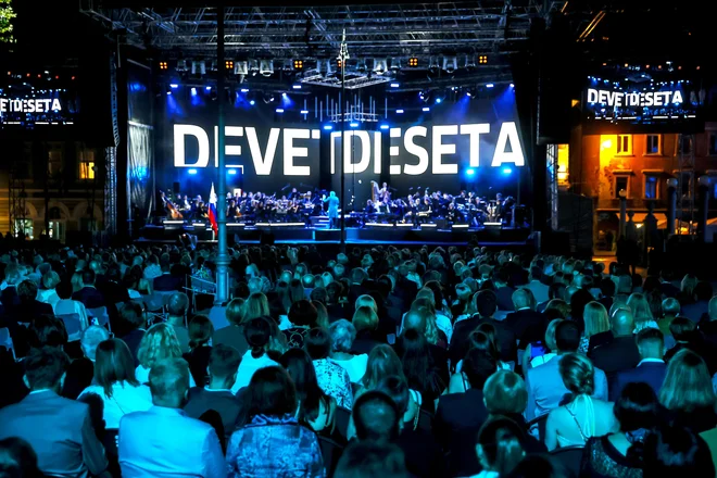 Slovenija, naš svetilnik ali zgodba o uspehu, spada prav tako le še med lepe sanje. Žal so bila že v zibelko nove države položena gnila jajca. FOTO: Jože Suhadolnik/Delo