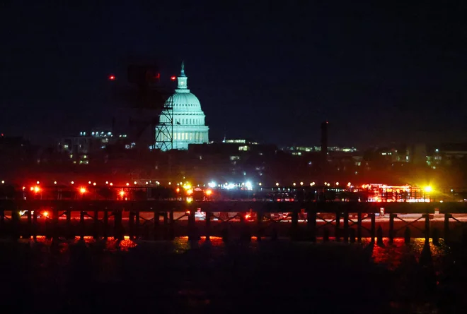 Kamere Kennedyjevega centra više ob reki Potomac so malo pred 21. uro po vzhodnoameriškem času posnele eksplozijo po trku. FOTO: Win Mcnamee/AFP