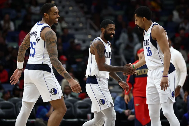 Kyrie Irving (v sredini) je bil ob P.J. Washingtonu s 25 točkami najučinkovitejši košarkar Dallasa, ki je v New Orleansu moral za 26. zmago v sezoni nasuti kar 136 točk. FOTO: Chris Graythen Getty Images Via AFP