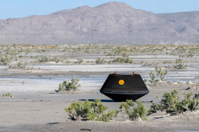 Kapsula z vzorci asteroida je srečno pristala v puščavi v Utahu 24. septembra 2023. FOTO: Nasa/Keegan Barber/Reuters