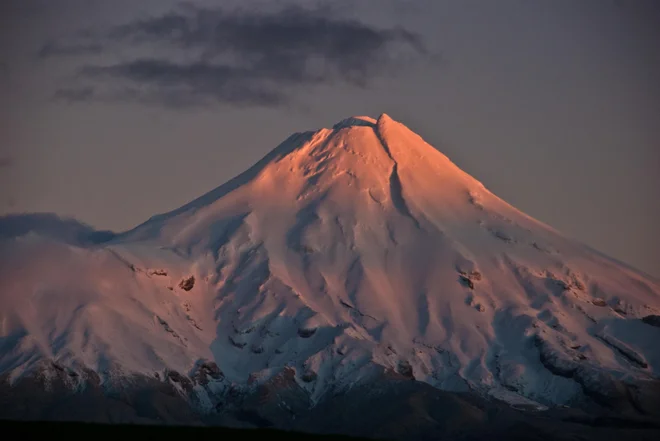 Gora Taranaki oz. Mount Egmont ima za pripadnike plemena Taranaki poseben kulturni in duhovni pomen. FOTO: Phillip Capper/Wikimedia Commons Cc By 2.0