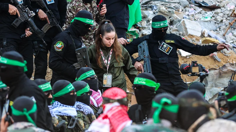 Najprej je danes Hamas izpustil 20-letno izraelsko vojakinjo Agam Berger. FOTO: Omar Al-qattaa/AFP