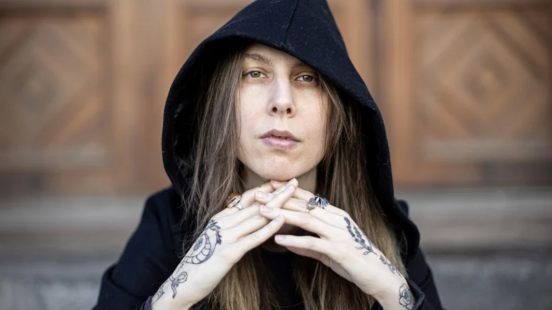 Anja Radaljac: Roman sem začela pisati leta 2018, nastajal je fragmentarno, tako v formi kot načinu, kar pomeni, da ga nisem pisala kontinuirano. FOTO: Leon Vidic