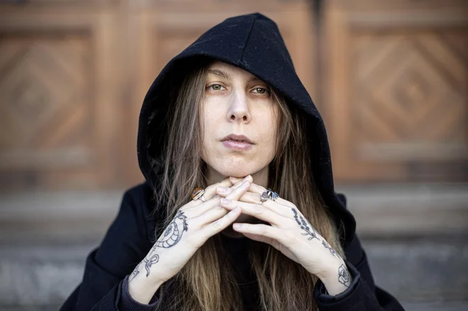 Anja Radaljac: Roman sem začela pisati leta 2018, nastajal je fragmentarno, tako v formi kot načinu, kar pomeni, da ga nisem pisala kontinuirano. FOTO: Leon Vidic