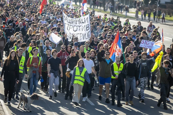 Študentje, ki so se v četrtek podali na pohod do Novega Sada, so po dveh dneh hoje prispeli v mesto ob Donavi. FOTO:Voranc Vogel