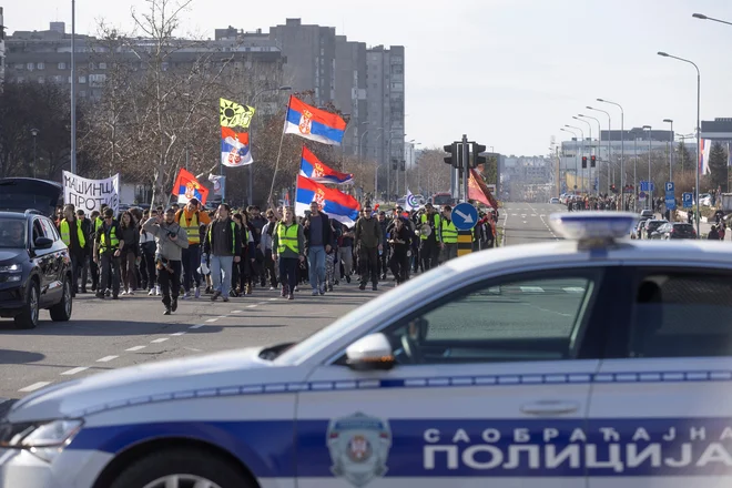 O spominskih blokadah danes ob Beogradu poročajo še iz več drugih srbskih mest. FOTO: Djordje Kojadinovic/Reuters