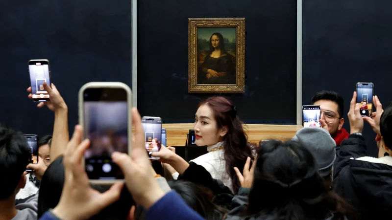Velik del že tako skromno odmerjenega časa za ogled umetnine je namenjen selfijem. FOTO: Gonzalo Fuentes/Reuters