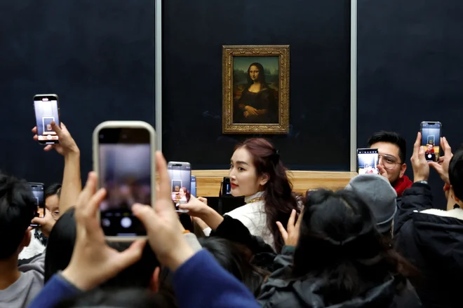 Velik del že tako skromno odmerjenega časa za ogled umetnine je namenjen selfijem. FOTO: Gonzalo Fuentes/Reuters