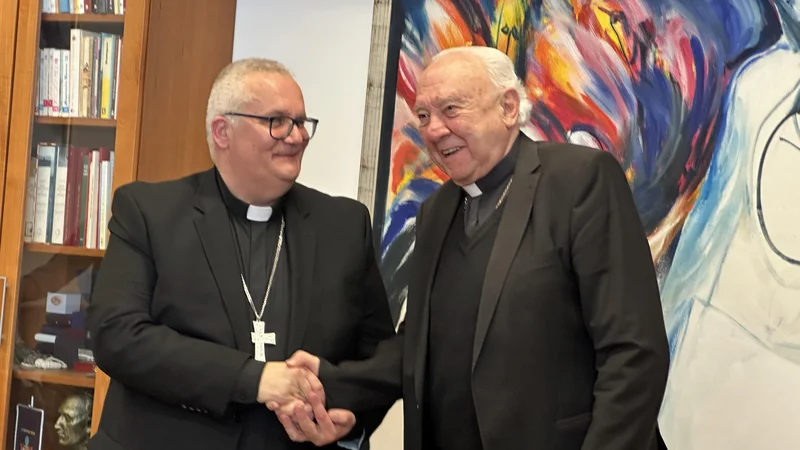 Novi in dosedanji koprski škof, Peter Štumpf (levo) in Jurij Bizjak, bosta sodelovala tudi v prihodnje, saj slednji ostaja na škofiji. FOTO: Nataša Čepar/Delo