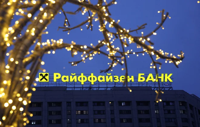 Zaradi vse večjega pritiska ameriških regulatorjev in Evropske centralne banke (ECB) naj bi RBI pospešila proces umika, vendar konkretnih rešitev za zdaj še ni. FOTO: Tatyana Makeyeva/Reuters
