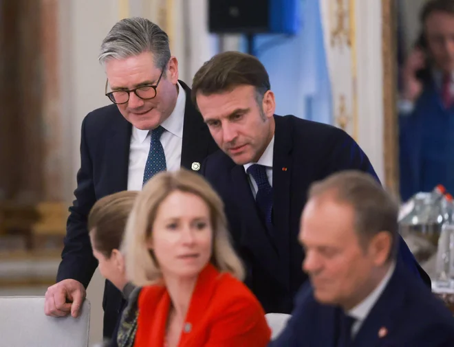 Britanski premier Keir Starmer skupaj s francoskim predsednikom Emmanuelom Macronom in drugimi voditelji Evropske unije na neformalnem vrhu v Bruslju. FOTO: Olivier Hoslet/AFP