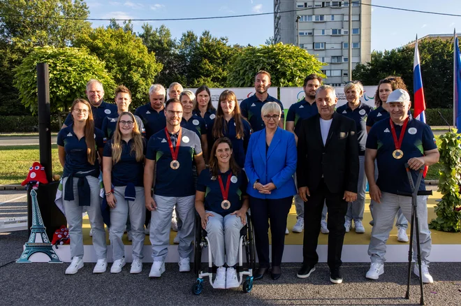 Slovenska paralimpijska reprezentanca na slavnostnem sprejemu pri Lidlovi trgovini na Toplarniški. FOTO: MP produkcija