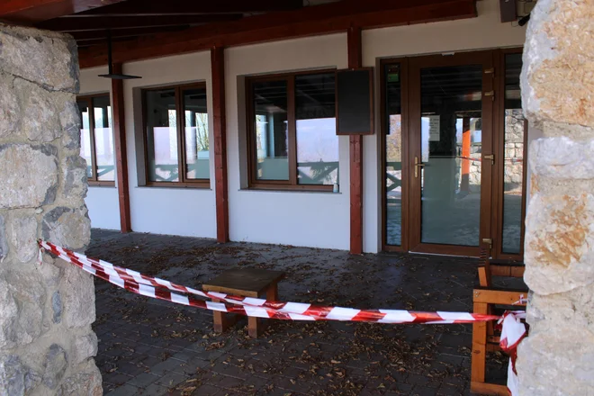 Do nove turistične sezone bodo obiskovalci ostali pred zaprtimi vrati gostišča. FOTO: Bojan Rajšek/Delo