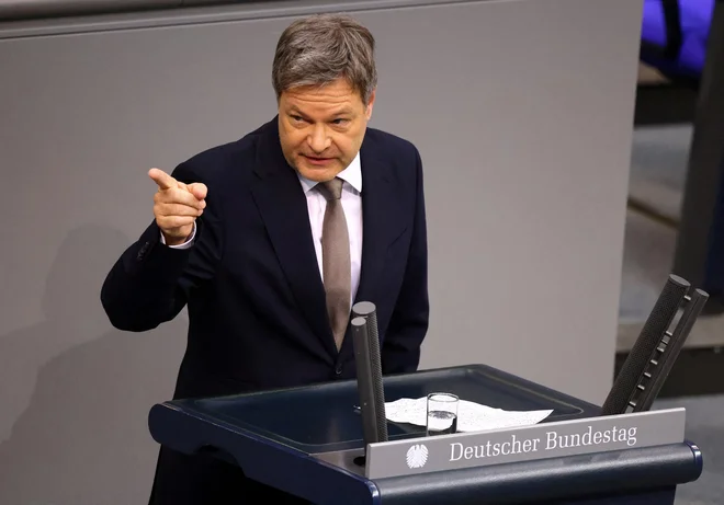 Zelenim in njihovemu kanclerskemu kandidatu Robertu Habecku na prihajajočih zveznih parlamentarnih volitvah ne kaže najbolje. FOTO: Nadja Wohlleben/REUTERS