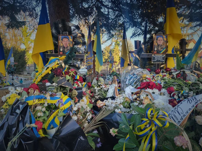 Novo vojaško pokopališče v Užgorodu, kjer vsak teden pokopljejo tri, štiri vojake. FOTO: Boštjan Videmšek