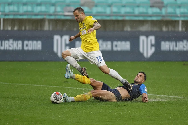 Matej Poplatnik zadeva kot za stavo. FOTO: Leon Vidic