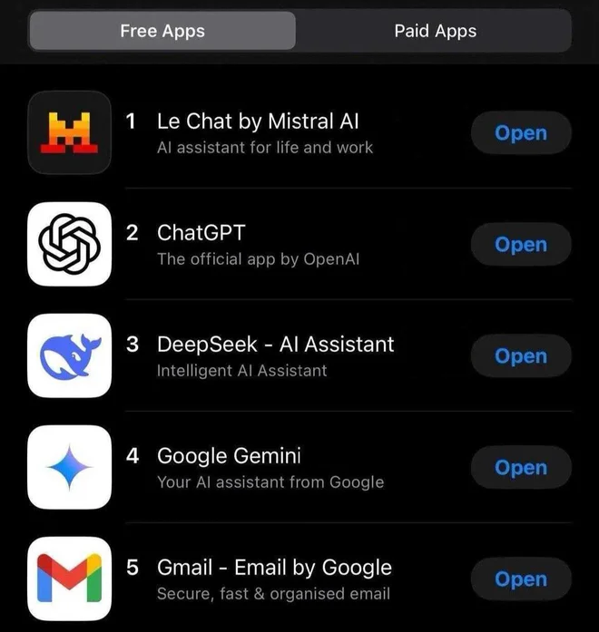 Na platformi ios je le chat prvi na lestvici pod zavihkom storilnost (angl. productivity), pred konkurentoma chatgpt in deepseek. FOTO: Ios App Store