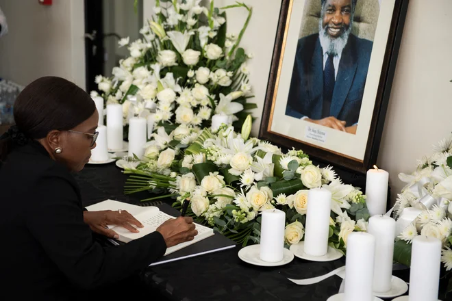 V žalno knjigo v Windhoeku se je vpisala tudi predsednica namibijske vlade Saara Kuugongelwa-Amadhila. FOTO: Noah Tjijenda/Reuters