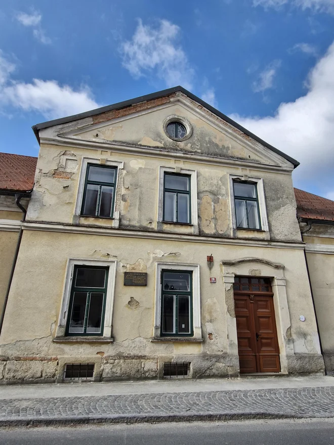 Hiša Josipa Ipavca ni v najboljšem stanju. FOTO: Beti Burger