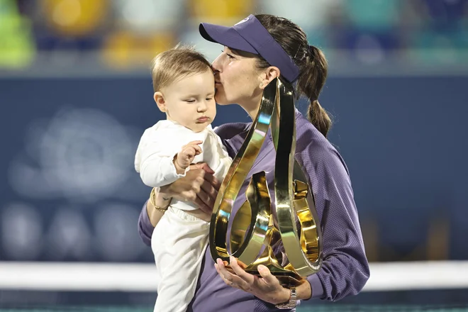 Belinda Benčič se je zmage veselila s hčerko. FOTO: Fadel Senna /AFP