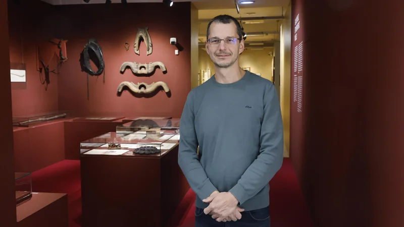 »Z veseljem prisluhnem ljudem in tudi povsem običajnim temam,« pravi Blaž Verbič, ki se vrsto let posveča tudi prostovoljstvu kot vodja enote reševalnih psov. FOTO: Leon Vidic