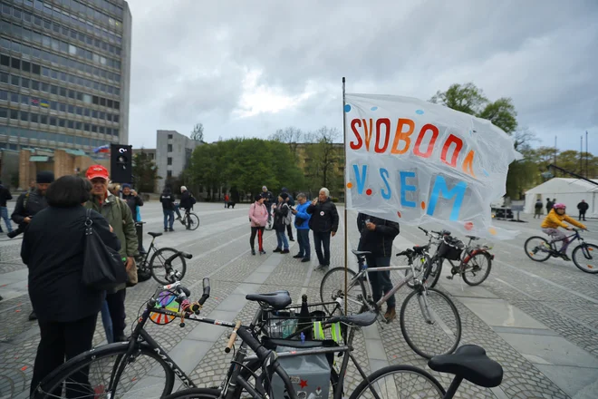 Protesti proti vladi Janeza Janše so se začeli med pandemijo zaradi nerazumnih ukrepov in po mnenju iniciative avtoritarnega delovanja vladnih predstavnikov.

FOTO: Jože Suhadolnik/Delo