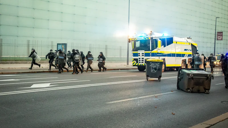 Oktobra leta 2021 so pripadniki posebne policijske enote ljubljanske policijske uprave na protivladnih protestih uporabili vodni top in solzivec. Štiri policiste je okrajno sodišče zdaj obsodilo na večmesečne pogojne zaporne kazni. FOTO: Voranc Vogel/Delo