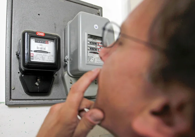Gospodinjstvom se bodo predvidoma računi za elektriko z marcem kljub prehodu v nižjo sezono pri omrežnini zvišali. FOTO: Matej Družnik/Delo