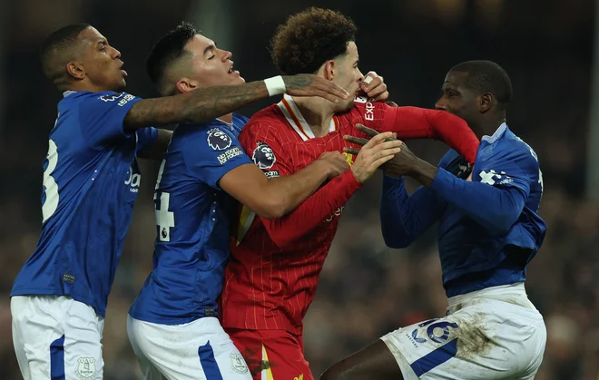 Curtis Jones se je lotil Abdoulaya Doucoureja. FOTO: Phil Noble/ Reuters