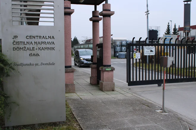 Neznani storilci so v zadnjem letu večkrat otežili in tudi onemogočili obratovanje čistilne naprave. FOTO: Bojan Rajšek/Delo