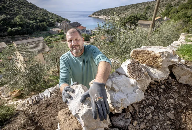 Stjepan Tafra je 45-letni digitalni nomad, spletni oblikovalec in fotograf iz Splita, ki dela na daljavo, prek spleta, z Biševa. FOTO: Božidar Vukičević/Cropix