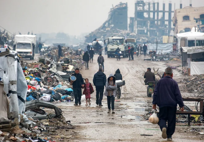 Po Hamasovih besedah je Izrael oviral humanitarno pomoč Palestincem, zato so zagrozili, da naslednje skupine talcev v soboto ne bodo vrnili. FOTO: Bashar Taleb/AFP