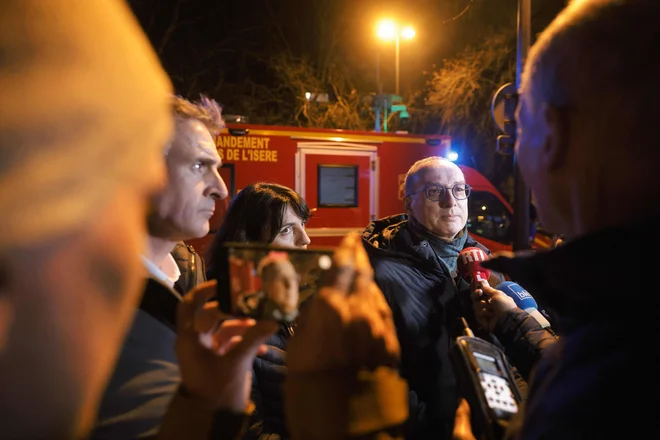 Francois Touret de Coussy (desno), Eric Piolle (levo) in na sredi Catherine Seguin. FOTO: Maxime Gruss/AFP