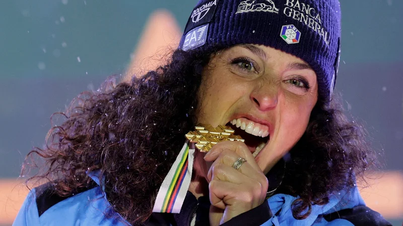Alpine Skiing - FIS Alpine World Ski Championships - Women's Giant Slalom - Saalbach, Austria - February 13, 2025 Italy's Federica Brignone celebrates on the podium with her gold medal after winning the Women's Giant Slalom REUTERS/Leonhard Foeger TPX IMAGES OF THE DAY Foto Leonhard Foeger Reuters