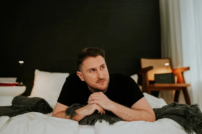 Gregor Ravnik se je že preizkusil v pisanju glasbe, njegova naslednja bitka pa je besedilo. FOTO: Osebni arhiv