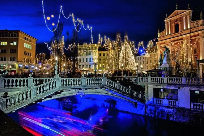 You can get to know the festive decoration of Ljubljana on a guided walk around the city or while driving by boat around the Ljubljanica River. Photo: Matjaž Tavčar