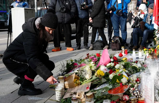 Današnje polaganja cvetja na prizorišču napada. FOTO: Michaela Stache/AFP