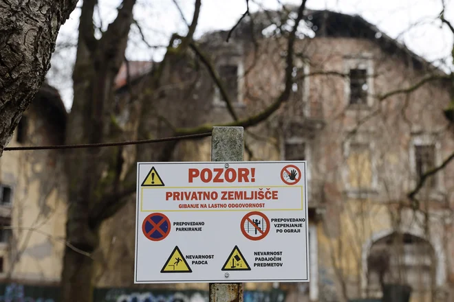 Hotel Bellevue je le bleda senca nekdanje prestižne hotelske stavbe z najlepšim razgledom v Ljubljani. FOTO: Leon Vidic/Delo